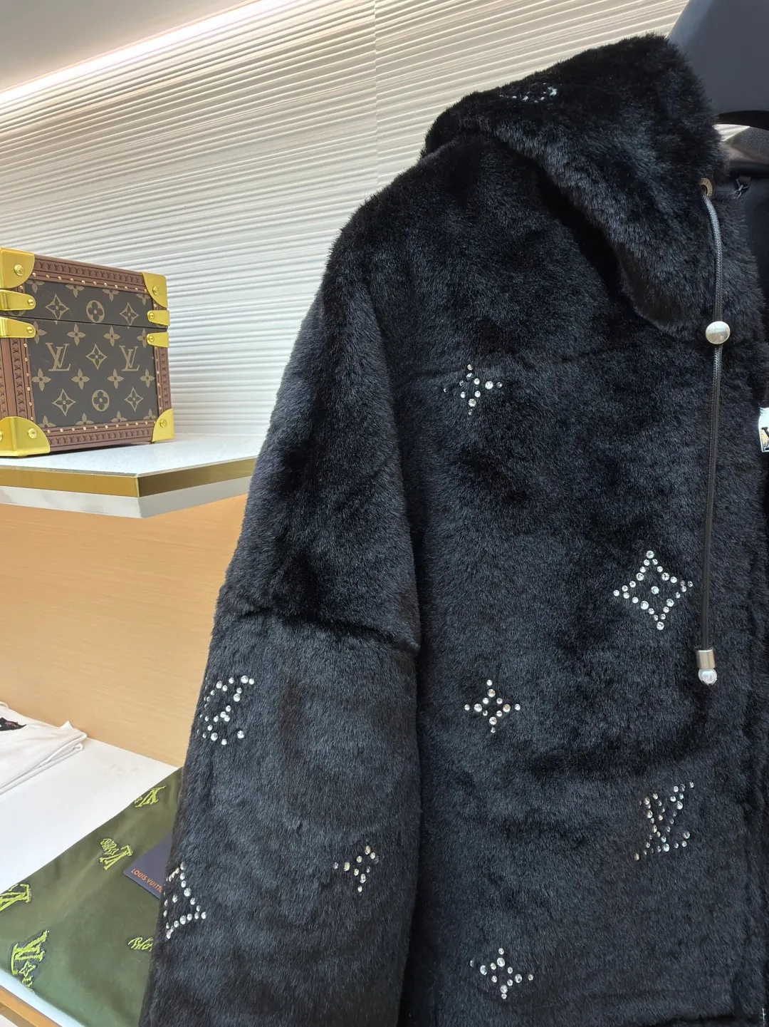 LOUIS VUITTON Rhinestone fur zipper hooded jacket ●Original version: Purchased and developed by 99989 ●Item number: 1680829-D15 ●Fabric: Rabbit fur blended fabric ●Technology: Infrared positioning production ●Version: Fitted version ●Weight: about 2070 grams ●Size: 46-48-50-52 ●Description: Customized high-quality faux fur mink fabric for the face, using a new type of fabric made of rabbit fur blended synthetic fiber. It has rich plush, smooth color, smooth and soft feel and excellent warmth retention. The rhinestones are decorated using rhinestone hot-drilling technology. They are made according to the original pattern. The material is customized according to the shape and size of the plate. It is made by infrared positioning and manual hot pressing. The inner lining is made of custom-made French Bazaar black Guli grain leather, with unparalleled texture and luster, natural texture, and comfortable skin fit. Use professional grinding tools to carefully treat the leather surface, and then use special agents to polish the leather to improve the overall beauty of the leather. The whole embroidery is made with positioning technology. The needle-stitching technique is mainly used to fill in the slender and curved lines of the embroidery shape, which can show the details and layering of the pattern. The silver-plated zipper placket and hat rope pearl pendant are all made of pure copper-plated molding without cutting corners. The pockets on both sides of the front form kangaroo pockets. It has a loose silhouette and a full set of customized three-label accessories. The upper body is stylish and has good texture, which distinguishes it from the wrong versions on the market. The overall wiring is straight and delicate, the fabric is comfortable and soft, and the color is consistent without color difference. It can be matched with the same style to create a fashionable look and control various occasions. Customized accessories, complete with three standards, same style for men and women!